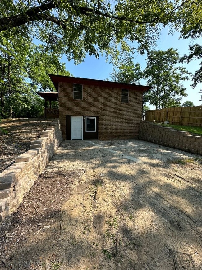 Foto del edificio - 4 BED 2 FULL BATH