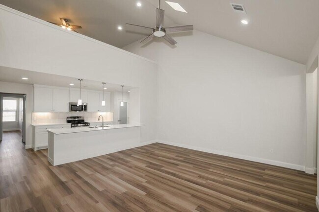 Foto del edificio - 7625 Woodford Ave