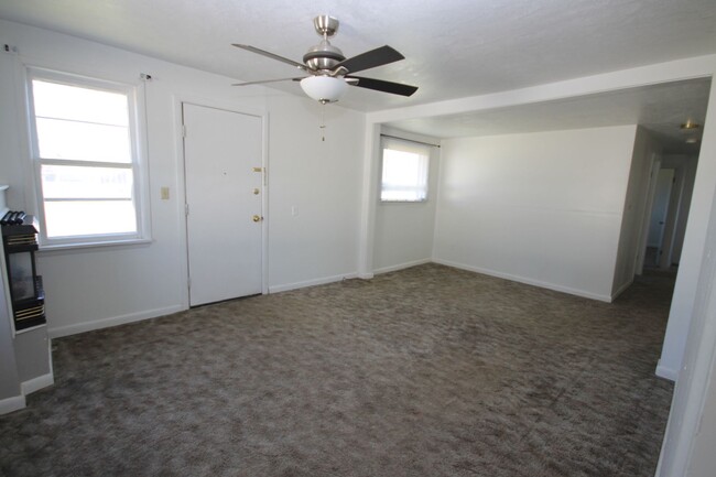 Building Photo - Sunnyside single family home with oversize...