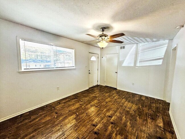 Building Photo - 1460 Woody Dr