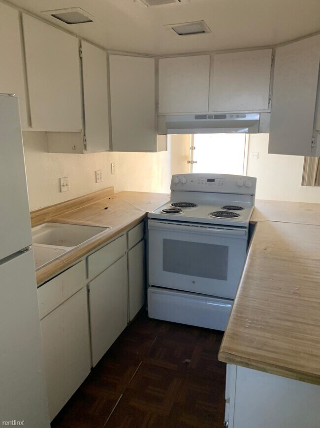 Building Photo - 2 br, 1 bath  - 4855 McLeod Dr Apt 4