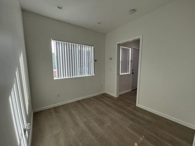 Building Photo - 839 W 165th Pl