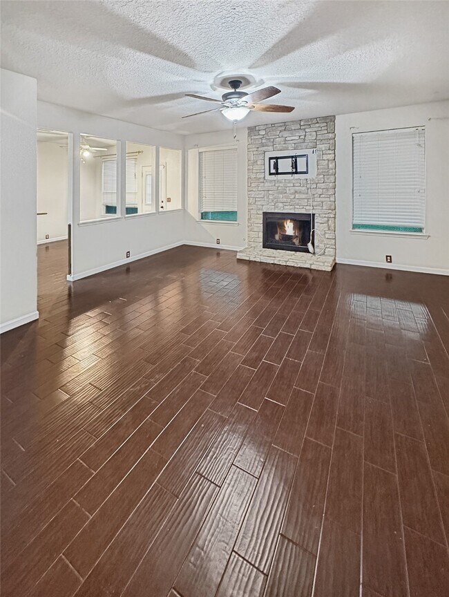Building Photo - 18707 Woodbreeze Dr