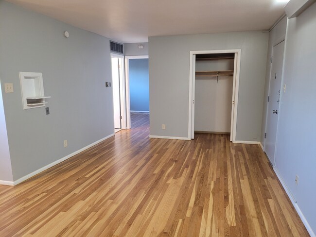 Foto del edificio - 3516 Russell Blvd