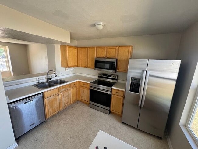 Building Photo - Pet Friendly 4 bedroom in Tooele w attache...