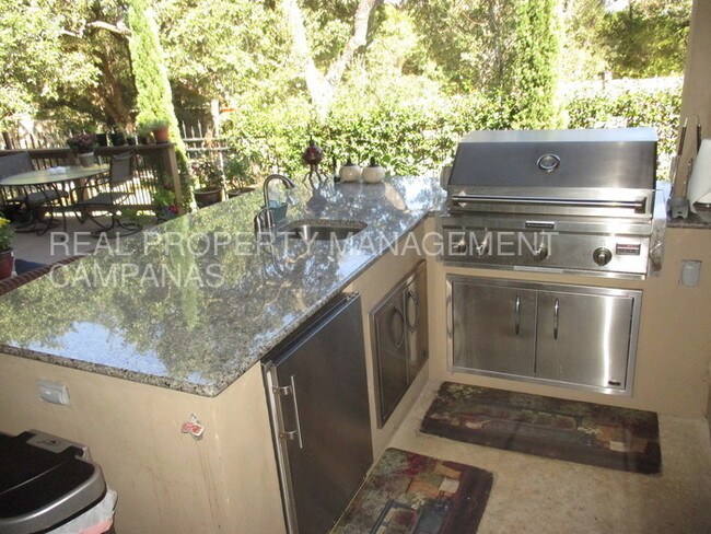 Building Photo - 22438 Viajes