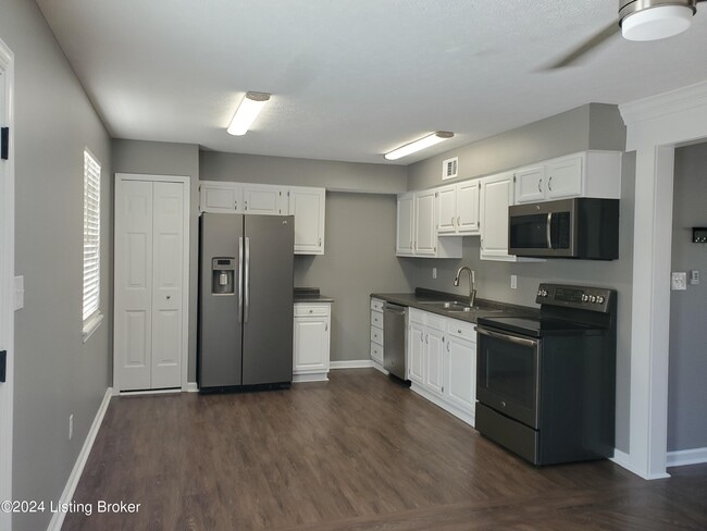 Building Photo - 10811 Waycross Ave