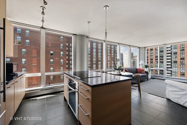 Building Photo - 1300 N Astor St