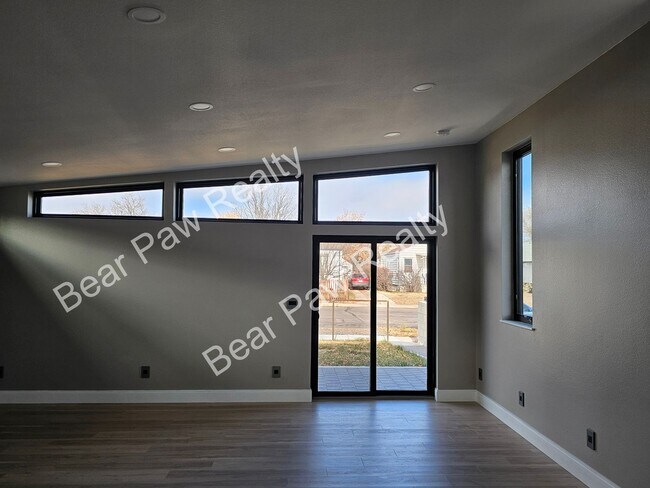 Foto del edificio - 1615 E 22nd St