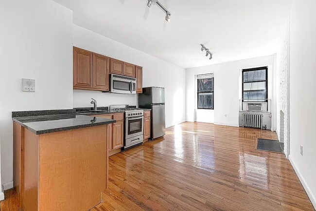Building Photo - 242 Mulberry Street
