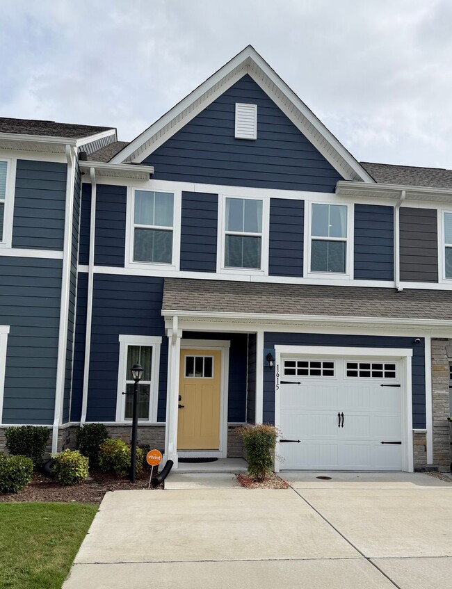 Stunning Townhome in the Heart of Chesapeake - Stunning Townhome in the Heart of Chesapeake