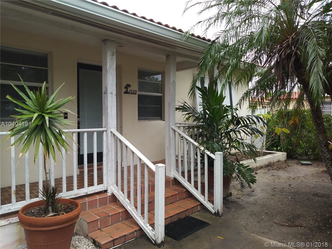 Primary Photo - 1225 S Biscayne Point Rd