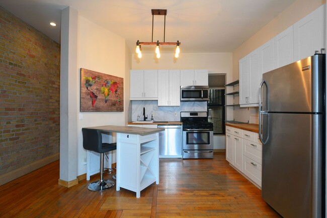 Building Photo - Beautiful Condo in Prime Minneapolis Locat...
