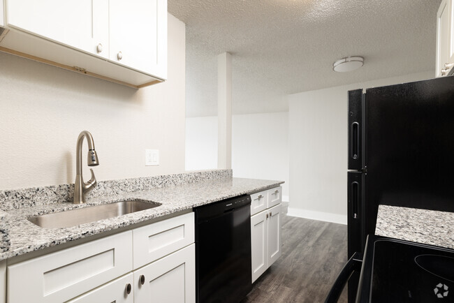 1BR, 1BA - 670SF - Kitchen - Stone Canyon