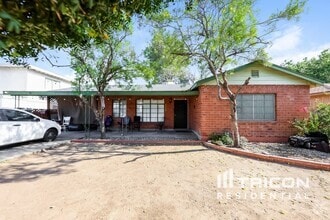 Building Photo - 5748 W Vista Ave