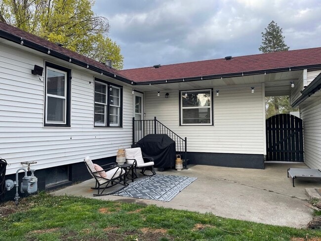 Building Photo - Audubon-Downriver Neighborhood 4 bedroom, 1 bath corner lot with large, fenced yard