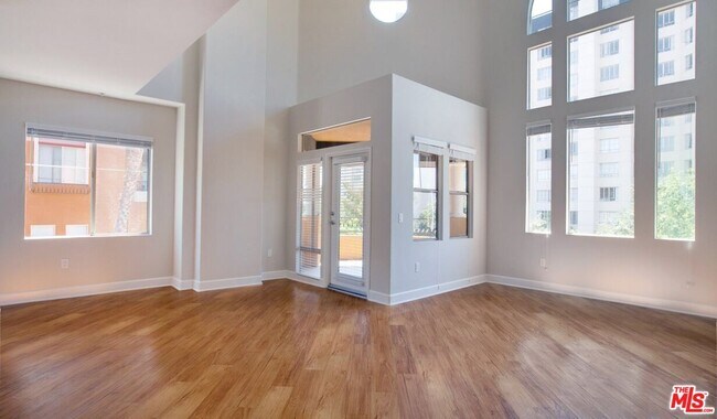 Foto del edificio - 348 Hauser Blvd