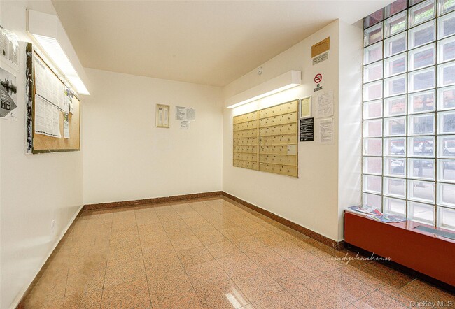 Foto del edificio - 94-30 60th Ave