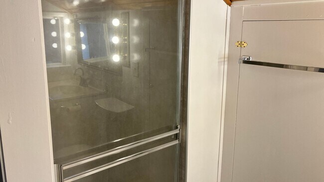 Foto del edificio - Long term rental with garage and large bac...