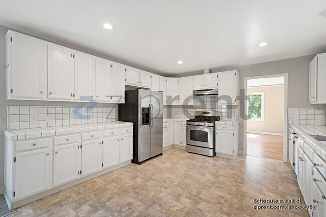 Building Photo - 938 Leo Way