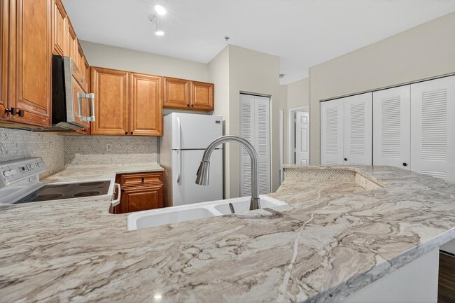 Building Photo - 625 Fairway Dr