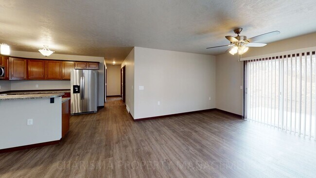 Foto del edificio - 2 BEDROOM, 1 BATH TOWN HOME, INDIVIDUAL ENTRANCE, ATTACHED GARAGE, PET FRIENDLY, NEWER DEVELOPMENT