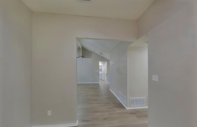 Building Photo - MOVE IN READY