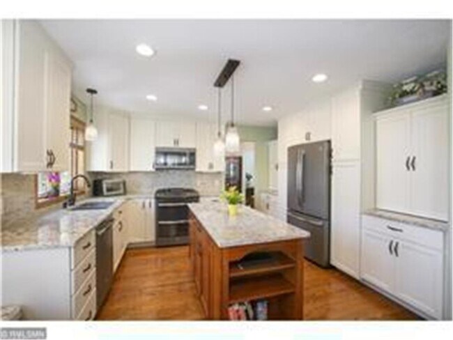 Building Photo - 1110 Hollybrook Dr
