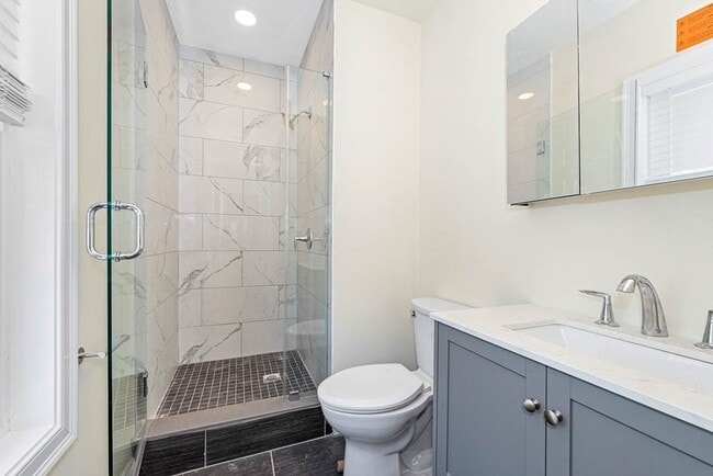 Foto del edificio - 72 Stanley Ave