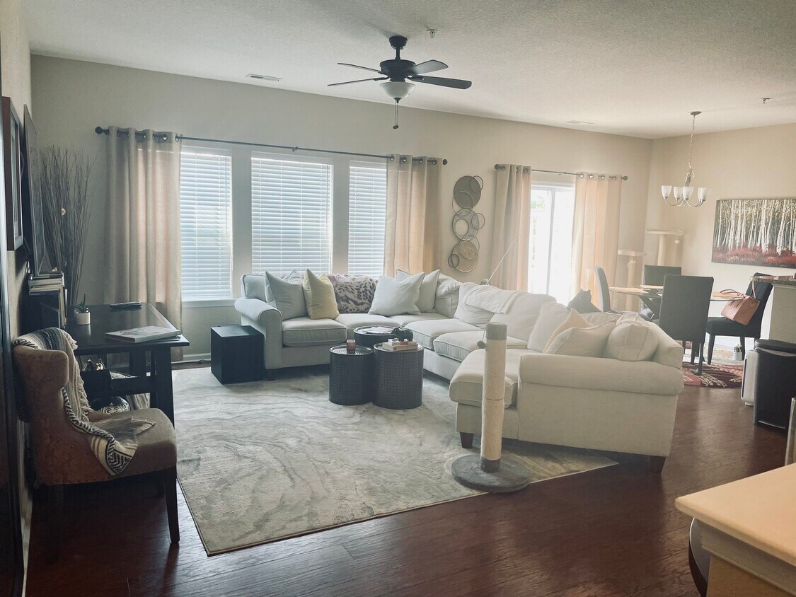 Open floor plan main floor - living room, dining room, kitchen, 1/2 bath - 4941 Travertine Ave