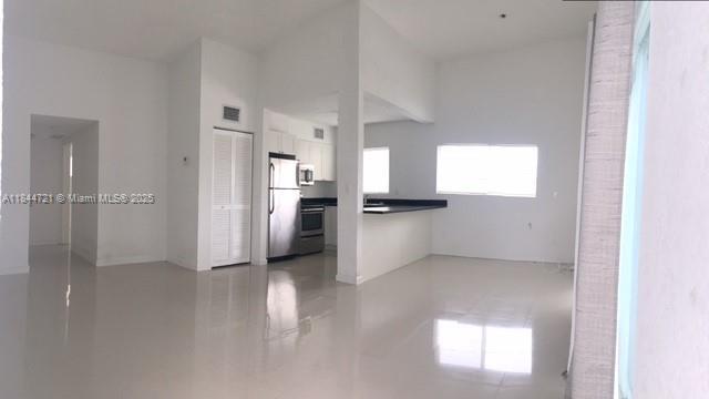 Foto del edificio - 8035 Crespi Blvd