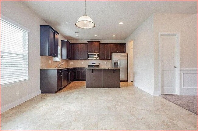 Building Photo - 2508 Fallenleaf Ct NE