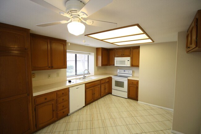 Building Photo - Rancho Bernardo End Unit Townhome - 2 Bed - 2 Bath -2 Car Garage - Private Patio