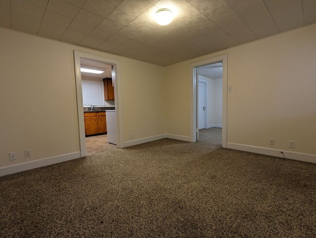 Building Photo - Spacious 2-Bedroom, 1-bath Home Close To Owen Rose Gardens!