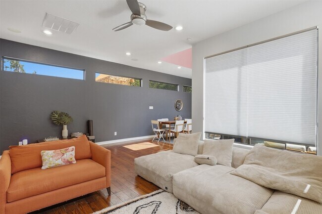 Foto del edificio - 1326 W 24th St