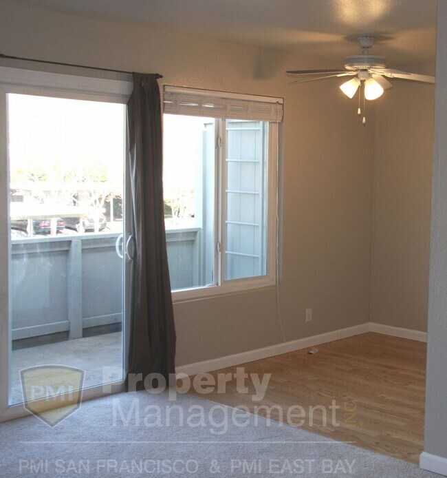 Building Photo - Spacious Upper Level 1 bd / 1 ba Apartment