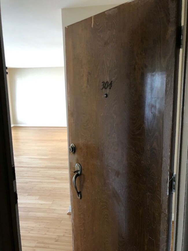 Building Photo - Sophisticated 1 bedroom with Gated Parking...