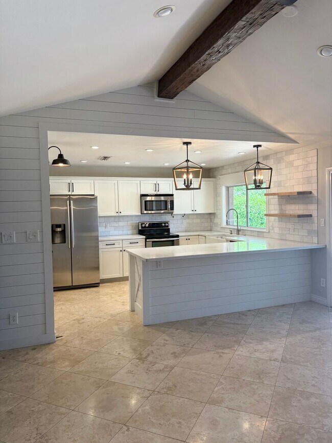 Foto del edificio - **STUNNING 3 BEDROOM/2 BATHROOM FULLY RENO...