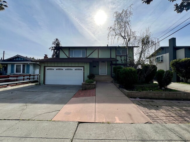 Building Photo - Fully remodeled Tri-level home in Sundale ...