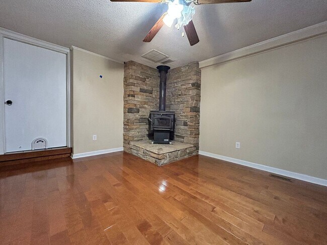 Foto del edificio - Welcome to this charming home in the desirable cul-de-sac of Hampton, VA. "ASK ABOUT OUR ZERO DEP...