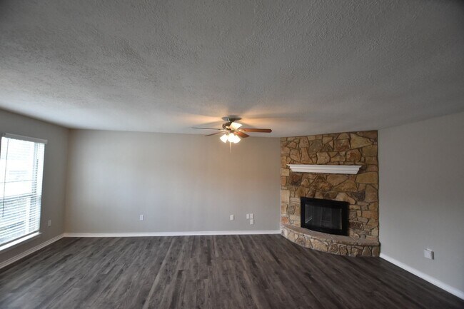 Building Photo - 3213 Meadow Wood Ln