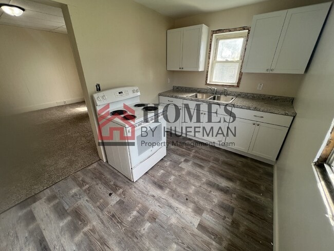 Building Photo - Westside Efficiency Unit | Downstairs | EH...