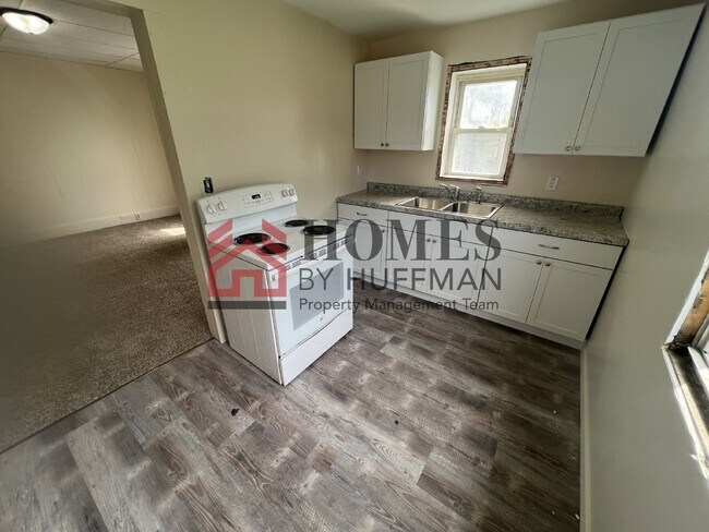 Building Photo - Westside Efficiency Unit | Downstairs