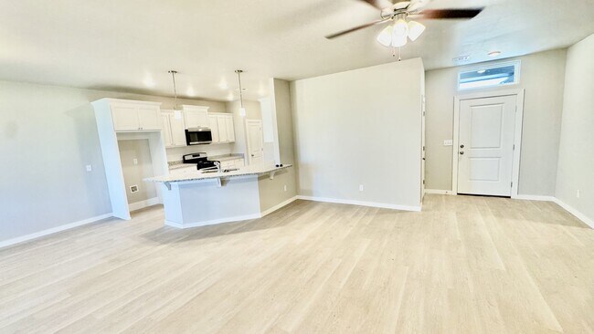 Building Photo - Beautiful 3-Bedroom Home in Desirable Coun...