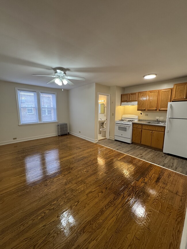 Building Photo - 4950 S Prairie Ave