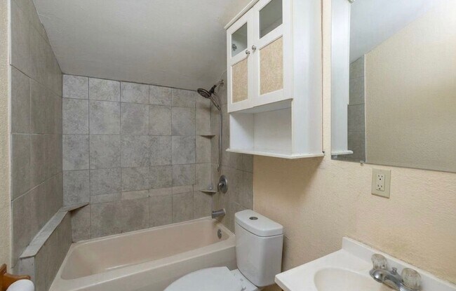 Baño con ducha/bañera, lavabo, armario y inodoro. - 1126 7th Ave SE
