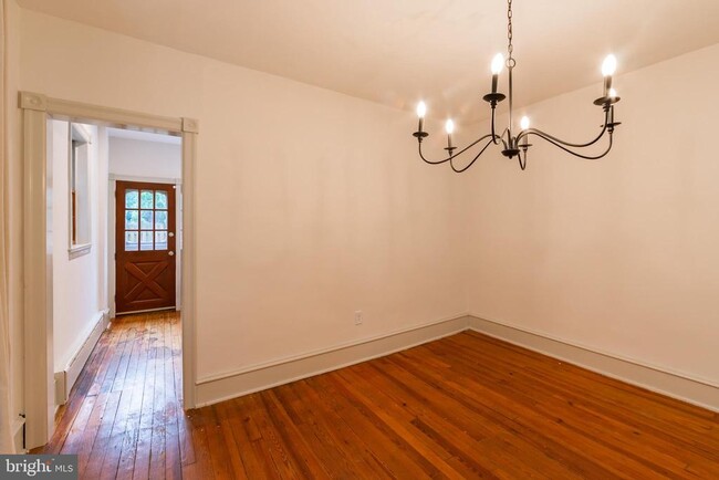 Building Photo - 503 Seville St