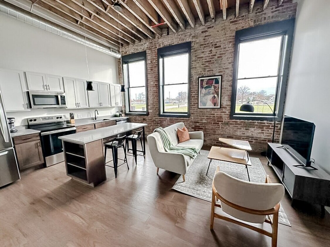 Primary Photo - 403 W 4th St N