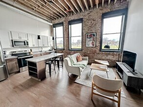 Building Photo - 403 W 4th St N