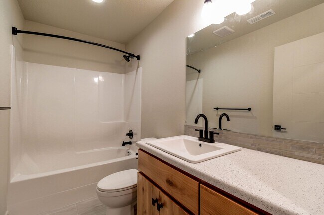 Foto del edificio - Brand New 1 bedroom 1 bathroom town house ...